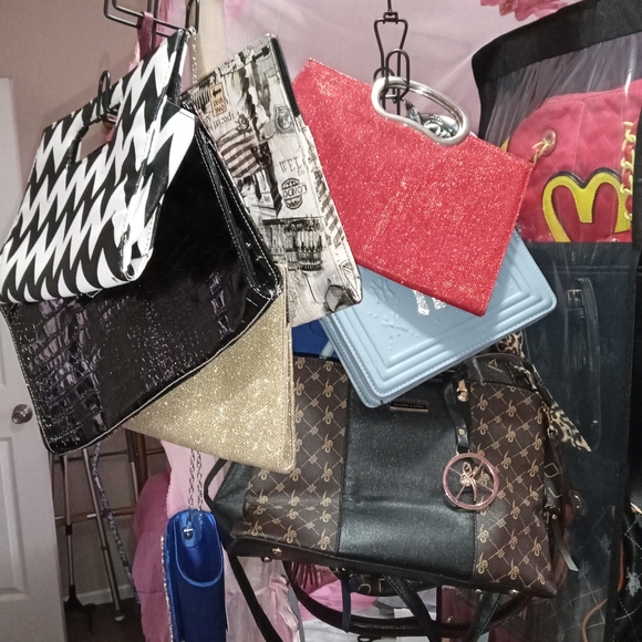 Shoes and purses - Picture 11 of 15